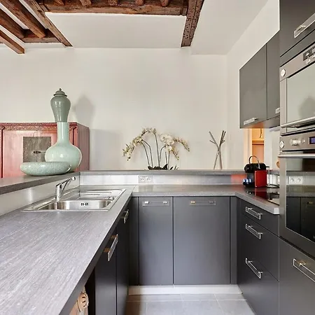 Apartment Center Of By Prestige Paris