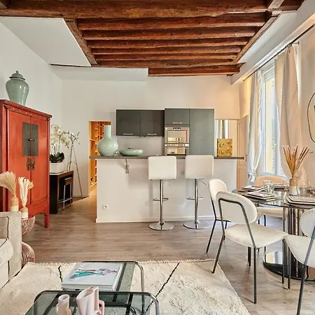 Apartment Center Of By Prestige Paris
